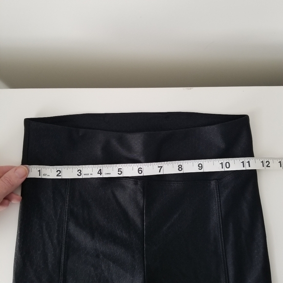 NWOT Koral Black Ankle Length Leggings Mesh Side Cut Outs Octogon Print Size XS - Picture 5 of 9